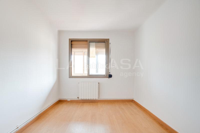 Foto f6fd0841-8114-4be1-aa43-f127e9074933. Attico con riscaldamento in La Verneda - La Pau Barcelona
