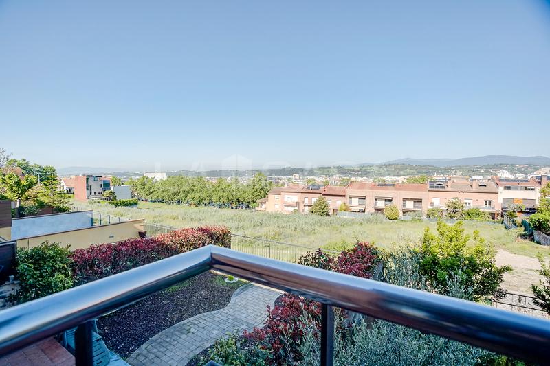 Foto 1333b3b8-6e66-467a-9961-ac2e3ddc5b08. Semi detached house with heating parking in Font Verda Granollers