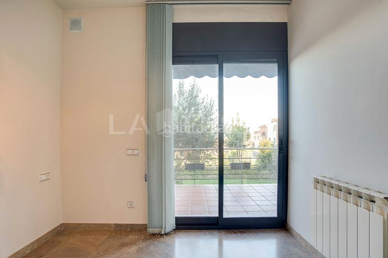 Foto 1a954075-dec7-4c10-9ed1-6a44f28659bf. Semi detached house with heating parking in Font Verda Granollers