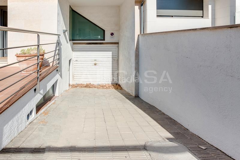 Foto 1f56d00f-20d7-480c-9f6a-3a15f008c003. Semi detached house with heating parking in Font Verda Granollers