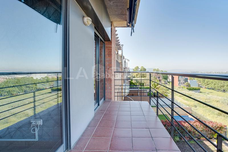 Foto 4c907e23-bd58-48ee-b00f-f74ca449b3d6. Semi detached house with heating parking in Font Verda Granollers