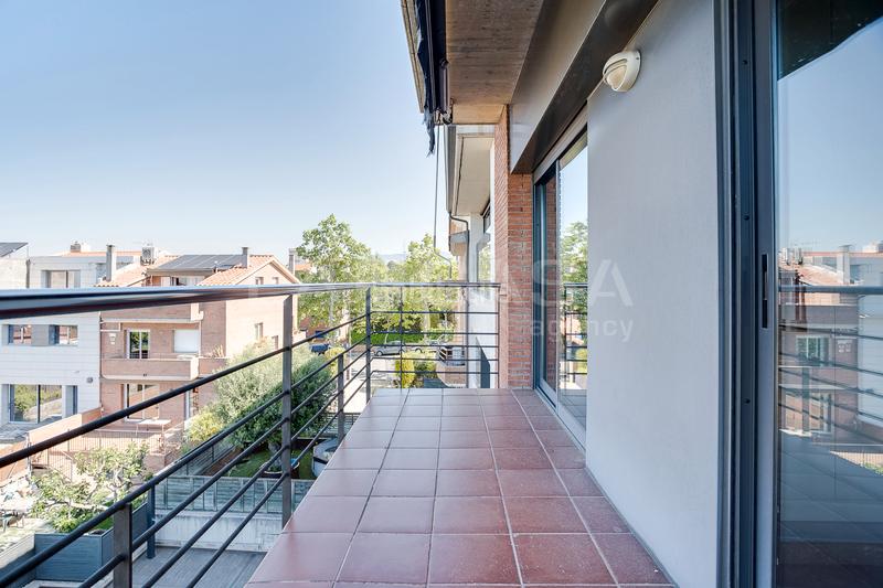 Foto 5feac686-6f71-46d1-ba24-05134559aa25. Semi detached house with heating parking in Font Verda Granollers
