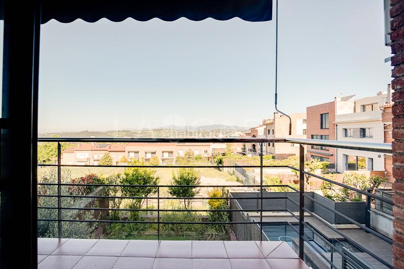 Foto 83a7d20e-eda3-4b9e-a52f-0841ff03838a. Semi detached house with heating parking in Font Verda Granollers