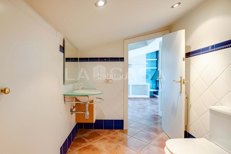 Foto b071579b-0b29-4a9c-9eea-84b82f25b5bd. Semi detached house with heating parking in Font Verda Granollers
