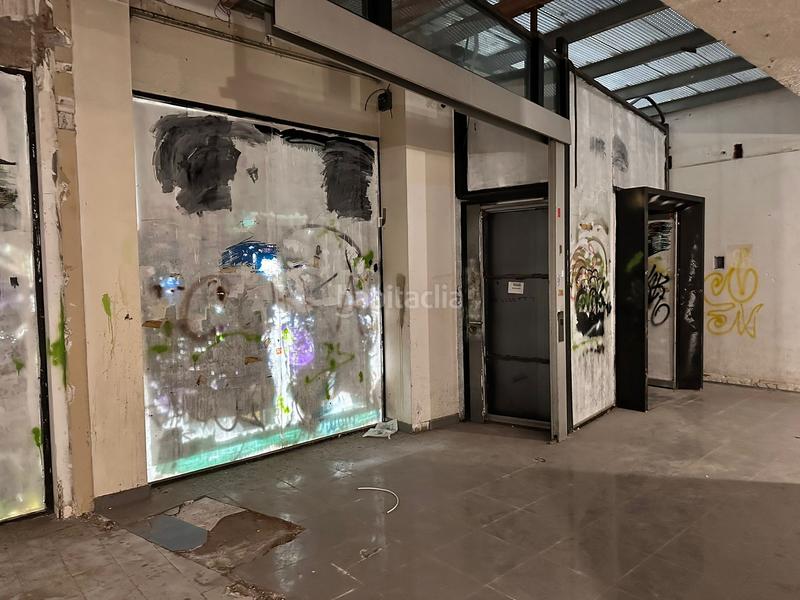 Foto b3a5ce02-1be6-40d8-9383-30a576cba283. Locale commerciale in El Camp de l´Arpa del Clot Barcelona