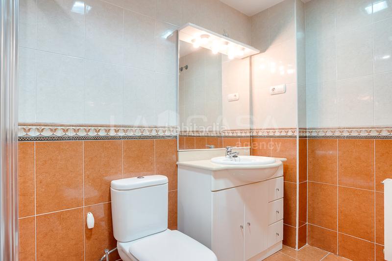 Foto 0373ffa4-a002-49a9-a81d-363c6e636c28. Flat with heating parking in Fondo Santa Coloma de Gramenet