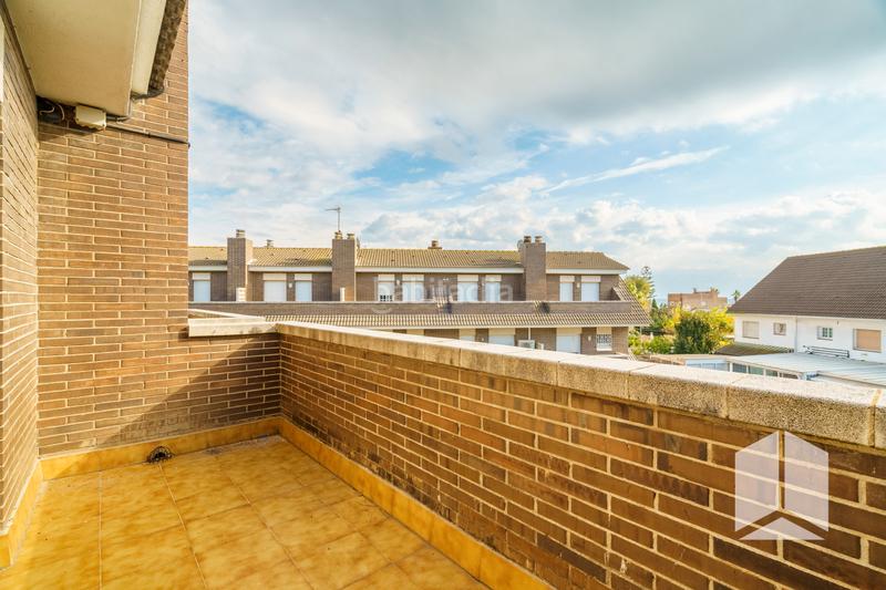 Foto ec3a845a-d823-415a-bd02-eb0452b47972. Semi detached house with heating parking pool in La Pineda Castelldefels