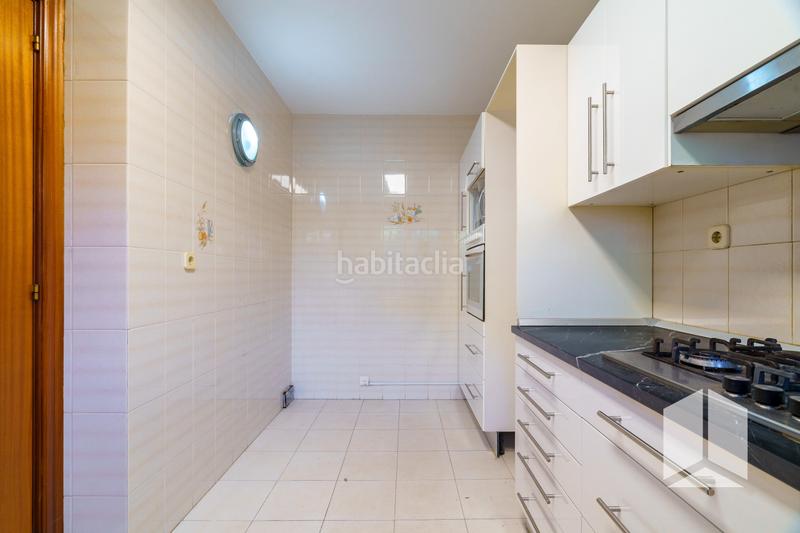 Foto f5de3b06-df69-48e7-a8f5-df3b594a1c47. Semi detached house with heating parking pool in La Pineda Castelldefels