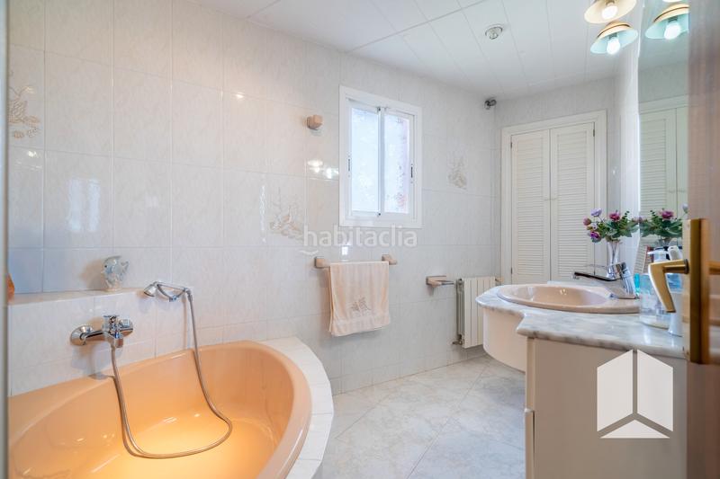 Foto f178c63e-de3a-44b0-af11-10bf4b96e646. Chalet avec chauffage parking piscine dans Les Botigues Castelldefels