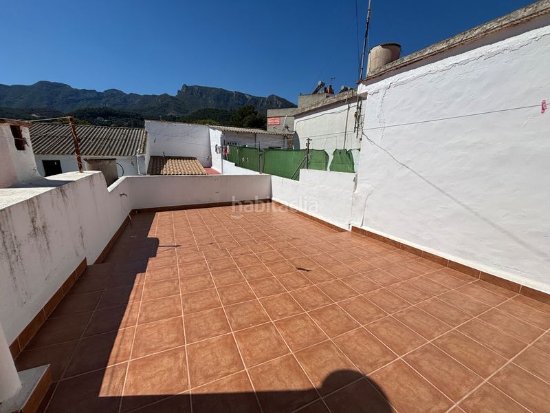 Foto f4060b5d-82c6-4962-a68d-636a38d87705. Casa amb xemeneia a Llaurí