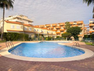 Miete Etagenwohnung  Cl jose segrelles. Descubre tu nuevo apartamento con terraza y piscina a pocos paso