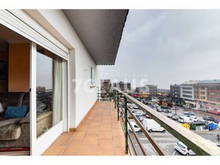 Pis  Calle sant jordi ed. sporting. Apartamento situado en el centro de pas de la casa, a pocos metr