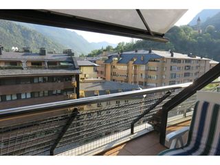 Location Appartement  Calle pessebre. Ático de 75 m con gran terraza, parking y trastero cerca del hos