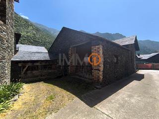 Casa aparellada a Alins. Borda en venta a reformar en àreu alins