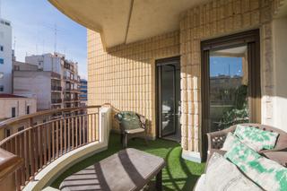 Pis a Calle reina victoria 30. Vivienda de tres habitaciones, dos baños , vestidor, terraza en