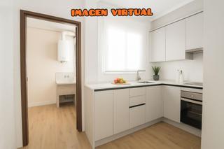Etagenwohnung in Calle juan diez martinez 47. Vivienda de 4 habitaciones, con ascensor,  luminoso en plaza mad
