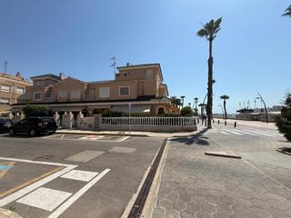 Casa en Calle consueta 2. En primera lnea de playa bungalow de dos plantas con terrazas,