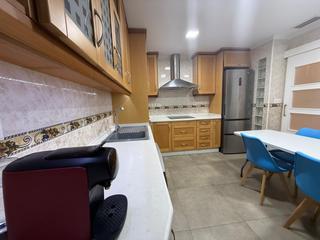Rent Flat in Avenida jubalcoy 14. Zona universidad con  tres habitaciones y dos baños, terraza, pi