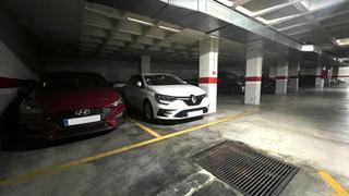 Parking coche en Calle jose gomez mompean 77. Plaza de garaje amplia