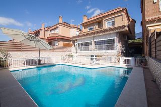 Chalet in Calle balones 10. Vivienda unifamiliar, con piscina, sótano ,3 habitaciones y 2 ba