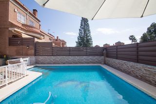 Chalet à Calle balones 10. Vivienda unifamiliar, con piscina, sótano ,3 habitaciones y 2 ba