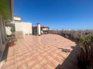 Lloguer Àtic a Calle venezuela 8. Atico con terraza de 150 metros en planta privada y plaza de gar