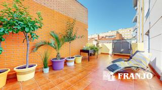 Pis a Centre-Eixample-Can Llobet. Gran piso de 105m2 con terraza de 56m2, parking y trastero.