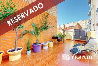 Pis a Centre-Eixample-Can Llobet. Gran piso de 105m2 con terraza de 56m2, parking y trastero.