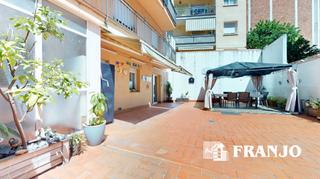 Pis a Centre-Eixample-Can Llobet. Vivienda en planta baja de 100 m2 con terraza de 70 m2 orientada