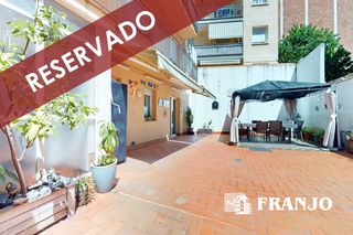 Flat in Centre-Eixample-Can Llobet. Vivienda en planta baja con terraza de 70 m2 orientada al surest