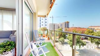 Pis a Parc d´Europa. Vivienda de 102m2 con buenas vistas,  terraza orientada al sur,