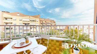 Etagenwohnung in Centre-Eixample-Can Llobet. Vivienda de 89 m2 con vistas  en el centro.
