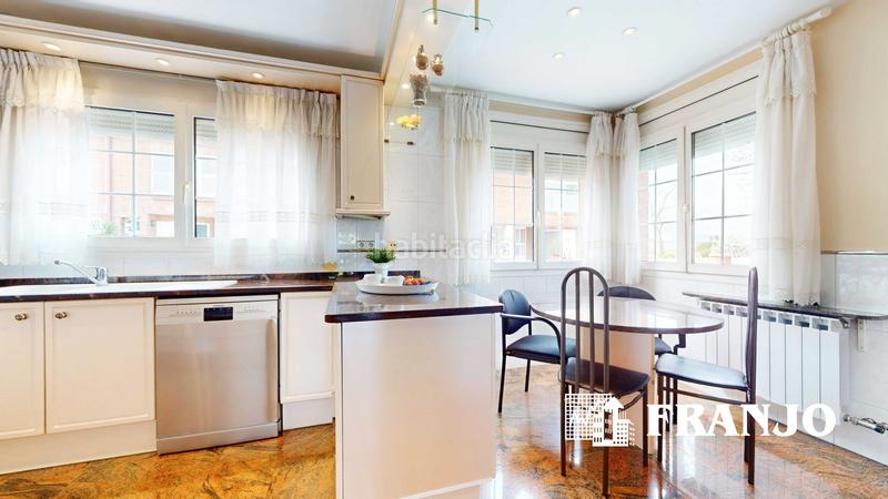 Foto 7f3d3309-217c-41fc-8a82-eff47780edc5. Lloguer casa adossada amb calefacció aparcament piscina a Barberà del Vallès