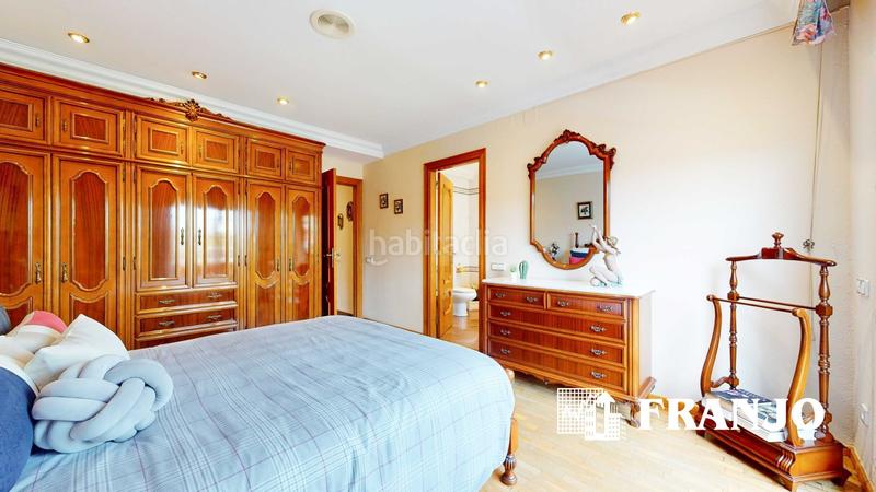 Foto 8283cded-5af0-4b40-80a3-ebb643287191. Lloguer casa adossada amb calefacció aparcament piscina a Barberà del Vallès