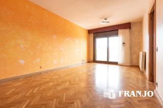 Location Appartement à Centre-Eixample-Can Llobet. Franjo s.a. alquila piso ático de 120 m2 en zona centro.descripc