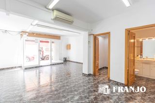 Business premise in Centre-Eixample-Can Llobet. Local comercial en el centro