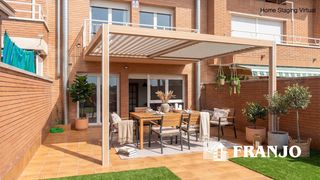 Casa adosada en Centre-Eixample-Can Llobet. Gran casa adosada de 448 m2 con dos terrazas de 50m2 y 20 m2 ori