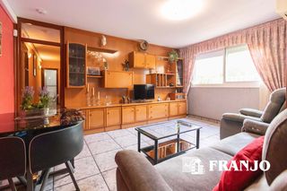Pis a Badia del Vallès. Vivienda  totalmente exterior de 76 m2 con vista a jardines