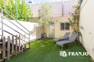 Maison jumelée à Creu de Barberà. Casa adosada de 239 m2 sobre parcela de 120 m2 y jardín de 38 m2