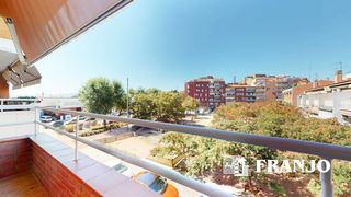 Maison jumelée à Barri Antic. Casa adosada de 235 m2 con patiojardín de 47 m2.