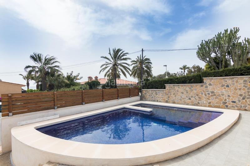 Foto c032c0e6-7d80-44f0-b7a6-f61b3875abd4. Chalet mit parking pool in calas Santa Pola este Santa Pola