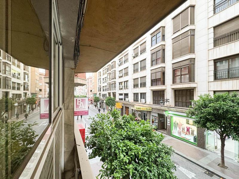 Foto f6629b57-ec87-43f1-aa30-a53cce86ac07. Pas-de-porte bureau avec chauffage dans Centro Elche / Elx