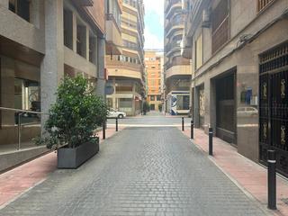 Parking coche en Calle de sant agatàngel 13. Plaza de garaje en venta