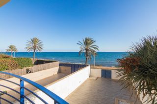 Maison à Calas Santa Pola Este. Vivienda frente al mar de más de 140 m2 con sótano, planta baja