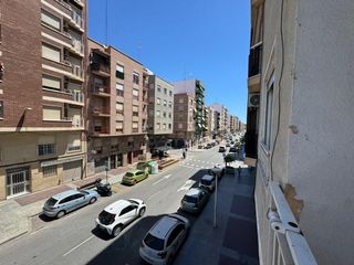 Pis  Calle aurelio coquillat pascual. Amplia vivienda con gran potencial en zona poeta miguel hernánde