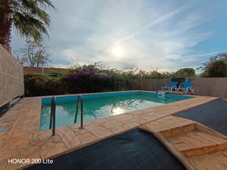 Miete Chalet in Pueblo. Tu refugio de paz te espera en este chalet con piscina privada !