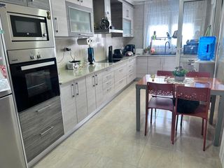 Casa adossada a Casco Urbano. Ha bajado el precio !!!!!!!!!gran vivienda de 4 dormitorios , te