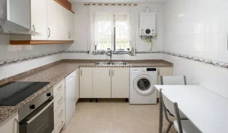 Foto 929c90b4-d05b-42bd-9656-3851cb166759. Casa aparellada amb aparcament a Cálig