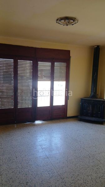 Foto 338b9fcf-2e88-4afc-87b7-86924046a6a3. Casa aparellada amb xemeneia a Deltebre