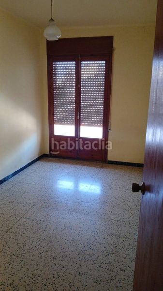 Foto 50bc45f9-b54f-4b63-9a51-92aa7a038390. Casa aparellada amb xemeneia a Deltebre